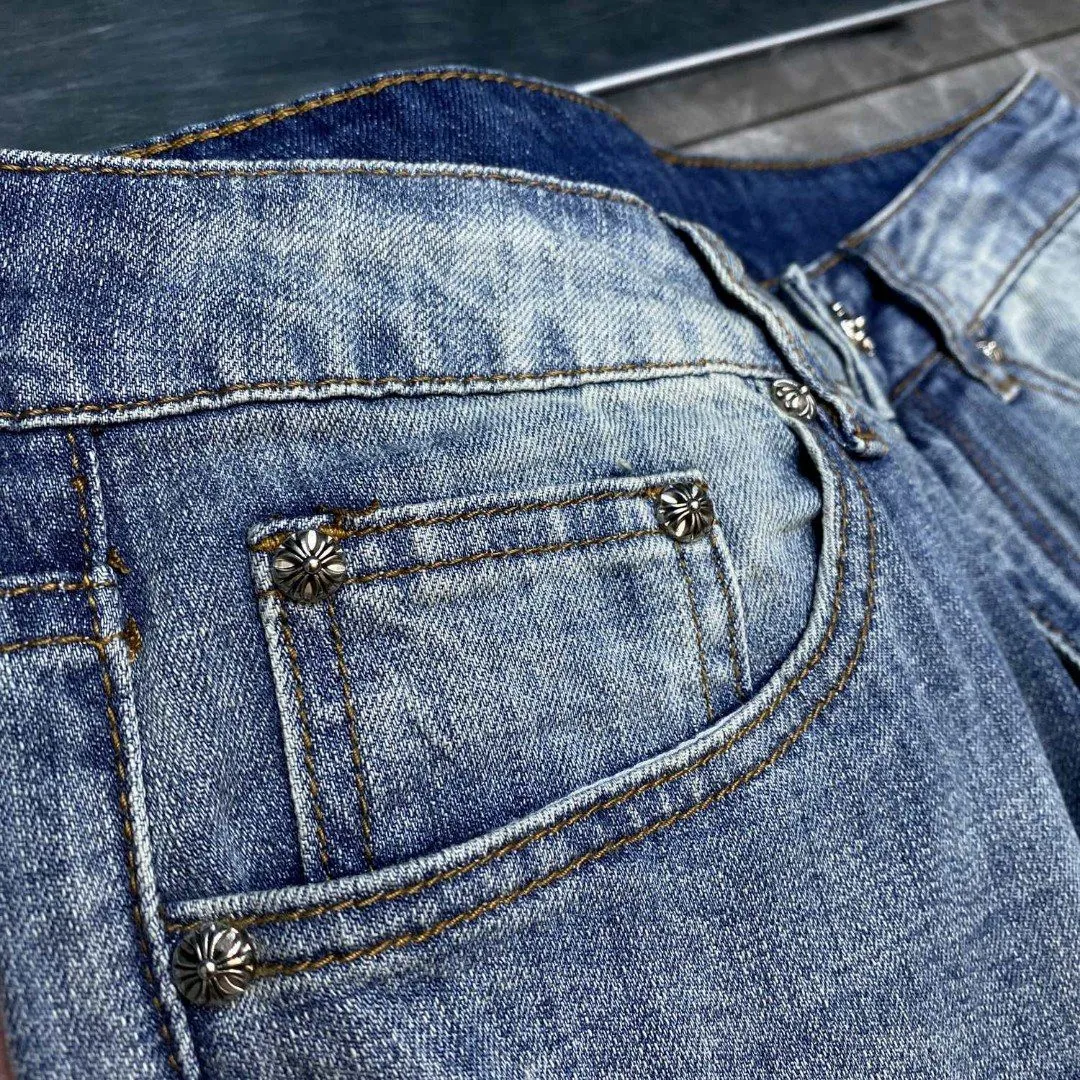 P256 Chrome Hearts🌸Jeans are here🌸 Classic version series, versatile style, exclusive custom-woven and dyed 100% pure cotton high-weight denim fabric, high-tech washing! After the pants are finished, do heavy enzyme stone washing and rinsing! ✨Heavy leather embroidery➕denim cat whiskers✨Original hardware mold opening! Carrying various craft elements, this season’s most classic denim trousers! Suitable for all kinds of outfits and can be worn in all seasons. Recommended color: dyed denim blue. Code numbers: S, M, L, XL